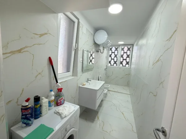 Tirane, jepet me qera zyre Kati 5, 88 m² 1.260 € (Rruga Liuigj Gurakuqi)