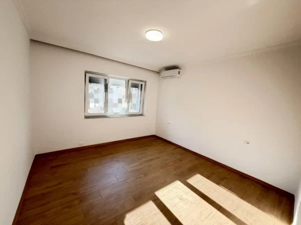 Tirane, jepet me qera zyre Kati 5, 88 m² 1.260 € (Rruga Liuigj Gurakuqi)