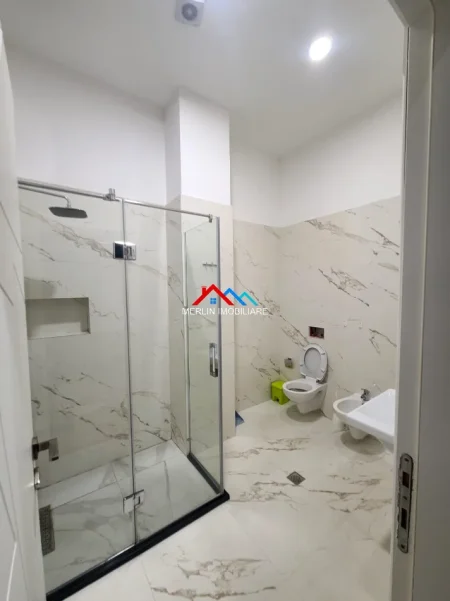 Tirane, jepet me qera apartament 1+1+Ballkon Kati 1, 91 m² 600 € (RRUGA PETI,KOPSHTI ZOOLOGJIK)