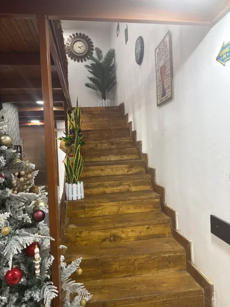 Shitet Komplet si biznes Resorant ne gjendje pune me te gjithe pajisjet e veglat e guzhines, karrige tavolina etj.