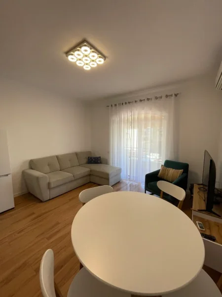 Tirane, jepet me qera apartament 1+1+Ballkon Kati 3, 70 m², 55 000 Leke(Rruga e Barrikadave)