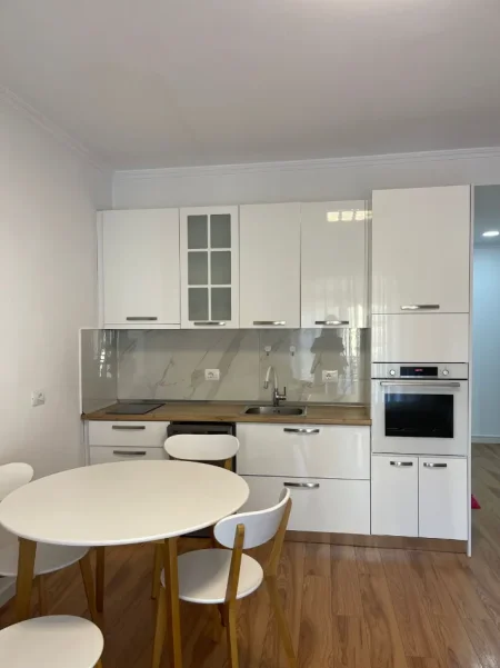 Tirane, jepet me qera apartament 1+1+Ballkon Kati 3, 70 m², 55 000 Leke(Rruga e Barrikadave)