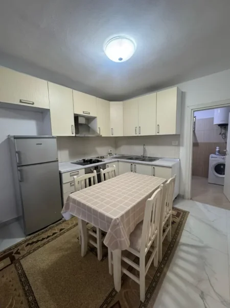 Tirane, jepet me qera 2+1 Kati 1, (Rruga 5 Maji) 45.000 Leke/Muaj