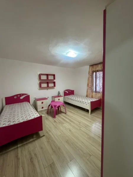 Tirane, jepet me qera 2+1 Kati 1, (Rruga 5 Maji) 45.000 Leke/Muaj