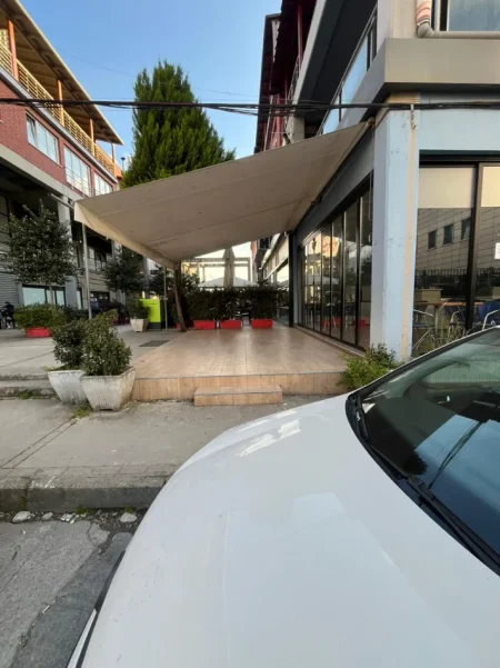 Jepet me qira ambient restoranti , 120 m² ,1.000 €  ne Laprake