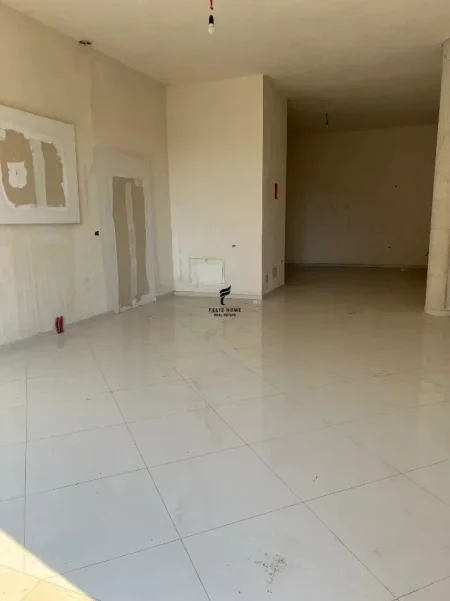 Tirane, jepet me qera magazine Kati 0, 110 m² 580 € (5 MAJI)