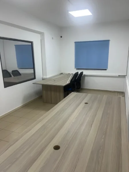 Tirane, jap me qera zyre Kati 0, 130 m² 900 € (Sheshi Avni Rustemi)