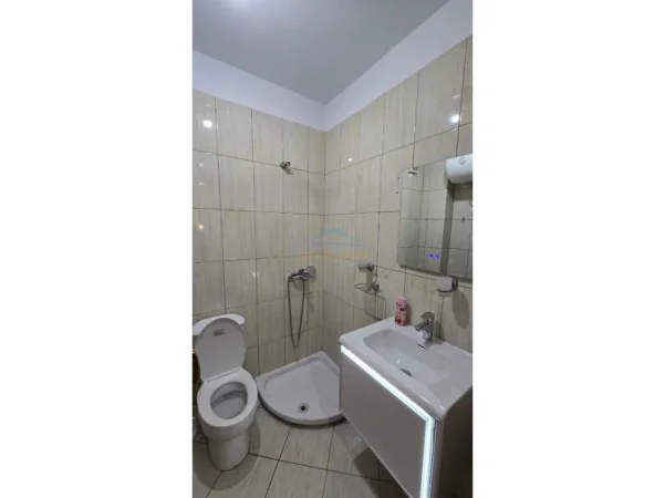 Tirane, jepet me qera apartament 1+1 Kati 10, 54 m² (ngjitur me pallatin me shigjeta)