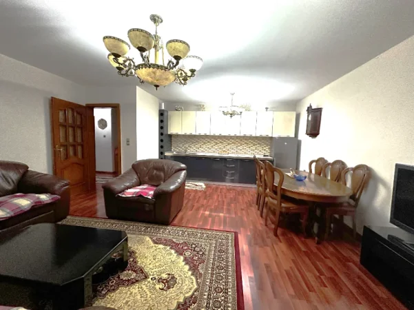 Jepet me qira apartament 2+1, Kati 5 pa ashensor, 650 € ,rruga Fortuzi