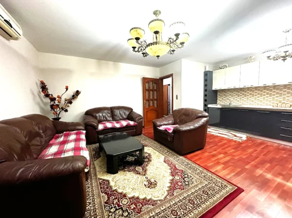 Jepet me qira apartament 2+1, Kati 5 pa ashensor, 650 € ,rruga Fortuzi