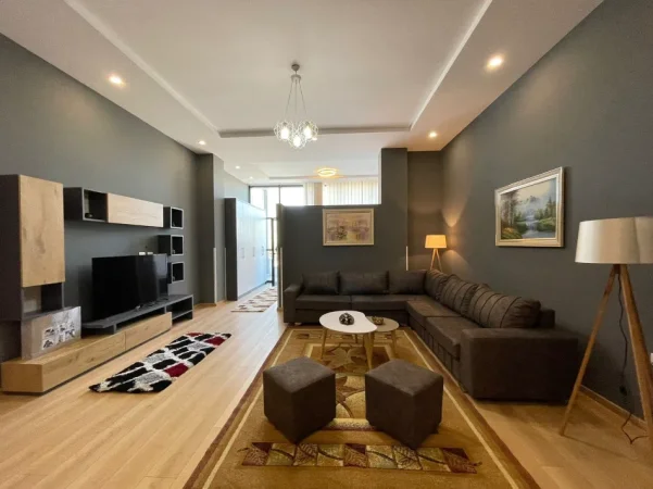 Tirane, jepet me qera apartament 1+1+Ballkon Kati 1, 90 m² 630 € (liqeni i thate)