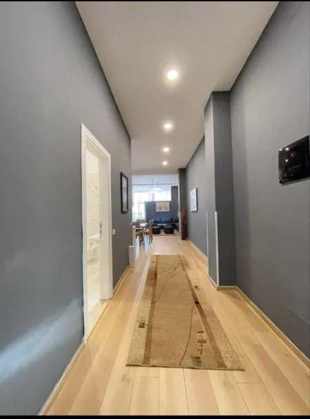 Tirane, jepet me qera apartament 1+1+Ballkon Kati 1, 90 m² 630 € (liqeni i thate)