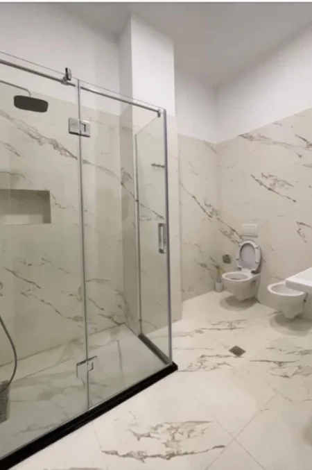 Tirane, jepet me qera apartament 1+1+Ballkon Kati 1, 90 m² 630 € (liqeni i thate)