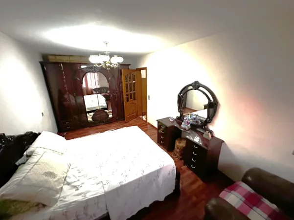 Jepet me qira apartament 2+1, Kati 5 pa ashensor, 650 € ,rruga Fortuzi