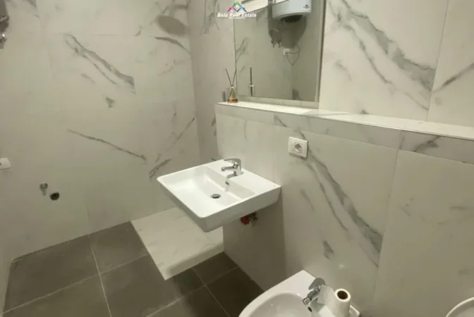 Tirane, jepet me qera zyre Kati 2, 93 m² 1.100 € (universiteti barleti)