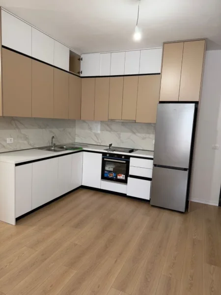 Tirane, jepet me qera apartament 2+1 Kati 3, 105 m² 650 € (5 MAJI)