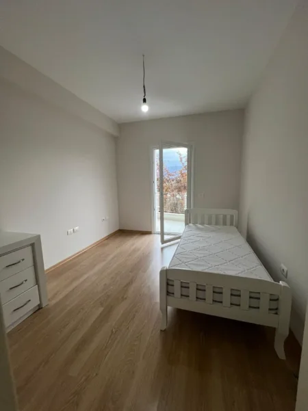 Shqiperi, jepet me qera apartament 2+1+Aneks Kati 2, 110 m² 650 € 