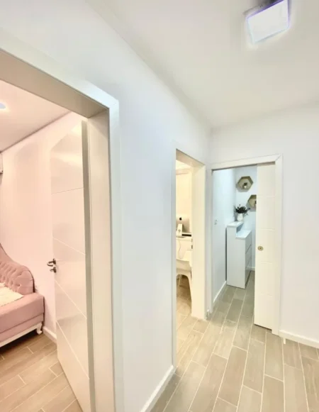 Tirane, jepet me qera dyqan Kati 2, 68 m² 700 € (vasil shanto)