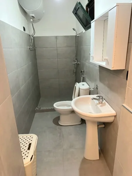 Tirane, jepet me qera apartament 1+1 Kati 1, 45 m² 400 € 