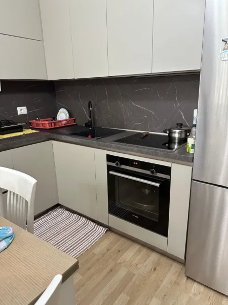 Tirane, jepet me qera apartament 1+1 Kati 2, 65 m² 650 € (Kompleksi Fiori Di Bosko, Tiranë)