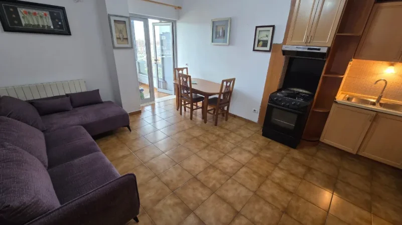 Tirane, jepet me qera apartament 1+1 Kati 10, 68 m² 500 € (Pallati me shigjeta)