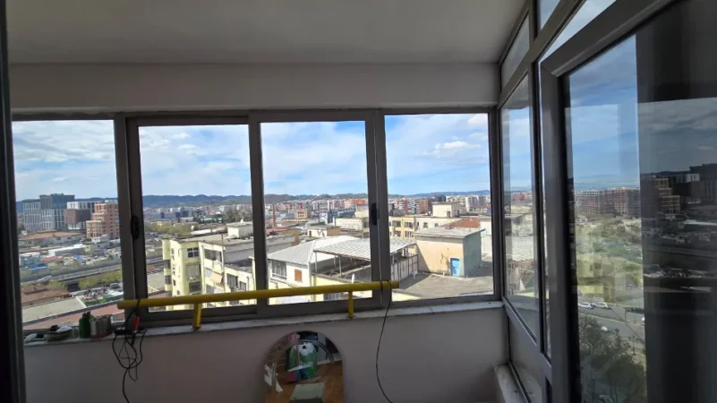 Tirane, jepet me qera apartament 1+1 Kati 10, 68 m² 500 € (Pallati me shigjeta)