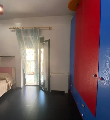 Tirane, jepet me qera apartament 2+1, Kati 4, Mobiluar, Çmimi 600 €  tek Rruga DURRËSIT,Tirane.