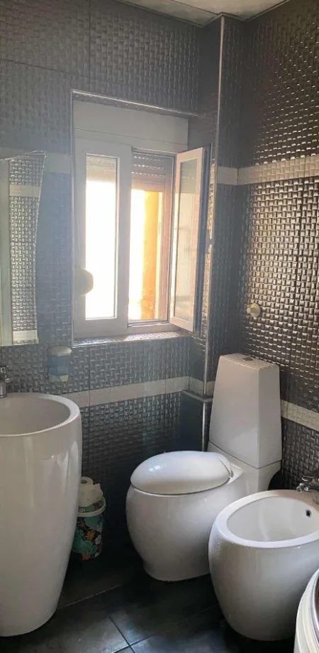 Tirane, jepet me qera apartament 2+1, Kati 4, Mobiluar, Çmimi 600 €  tek Rruga DURRËSIT,Tirane.