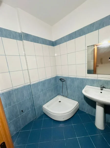 Tirane, jepet me qera apartament 2+1+Ballkon Kati 2, 100 m² 400 € 