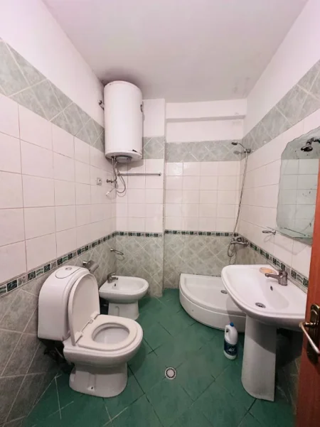 Tirane, jepet me qera apartament 2+1+Ballkon Kati 2, 100 m² 400 € 