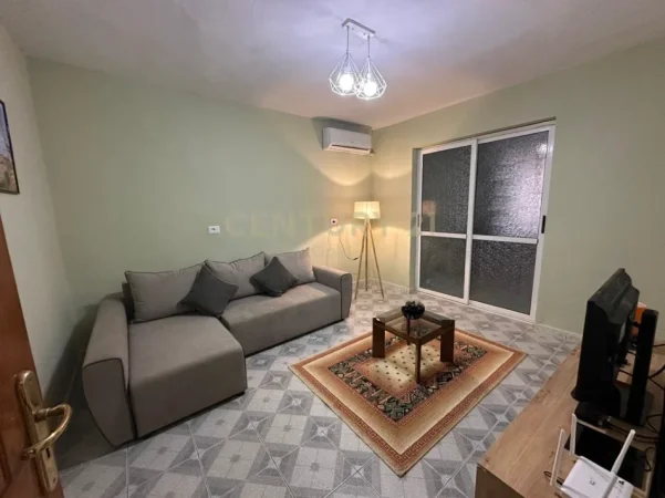 Tirane, jepet me qera apartament 2+1+Ballkon Kati 5, 100 m² 700 € (libri universitar)