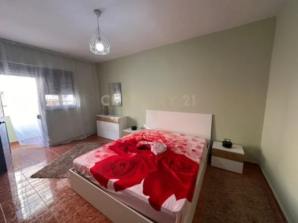 Tirane, jepet me qera apartament 2+1+Ballkon Kati 5, 100 m² 700 € (libri universitar)