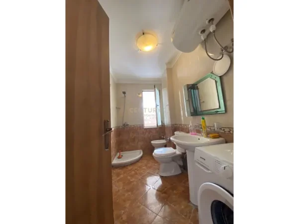 Tirane, jepet me qera apartament 2+1 Kati 3, 109 m² 680 € (kristal center)