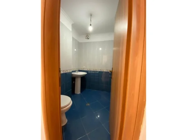 Tirane, jepet me qera apartament 2+1 Kati 3, 109 m² 680 € (kristal center)