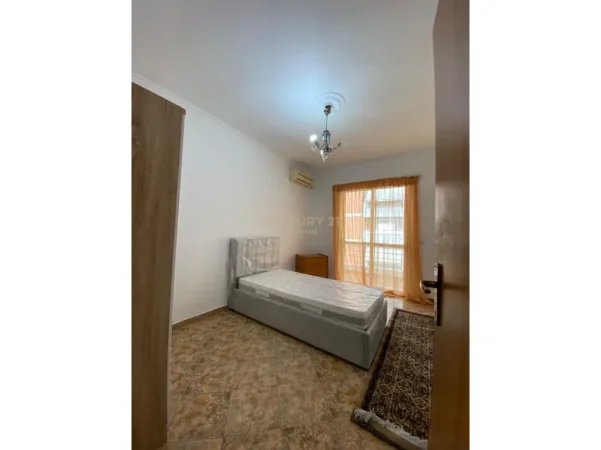 Tirane, jepet me qera apartament 2+1 Kati 3, 109 m² 680 € (kristal center)