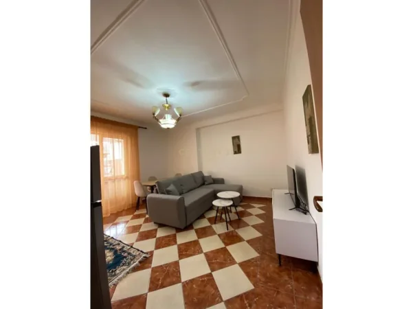 Tirane, jepet me qera apartament 2+1 Kati 3, 109 m² 680 € (kristal center)