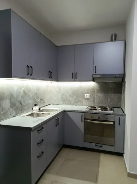 Tirane, jap me qera apartament 1+1+Ballkon Kati 4, 90 m² 300 € (Rruga Gramozi)