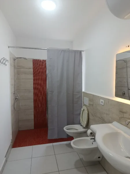 Tirane, jap me qera apartament 1+1+Ballkon Kati 4, 90 m² 300 € (Rruga Gramozi)