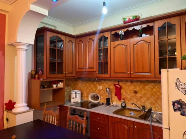 Vlore, jepet me qera apartament 1+1+Aneks+Ballkon Kati 2, 76 m² 400 € (Kryqezimi i transballkanikes me rrugen Albano dhe Romina)