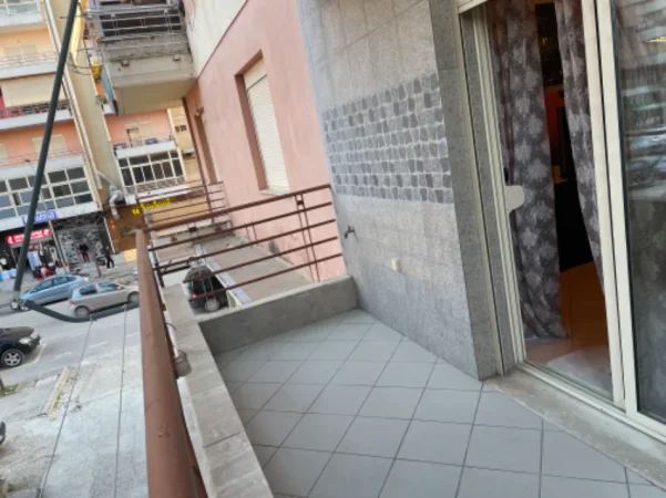 Vlore, jepet me qera apartament 1+1+Aneks+Ballkon Kati 2, 76 m² 400 € (Kryqezimi i transballkanikes me rrugen Albano dhe Romina)