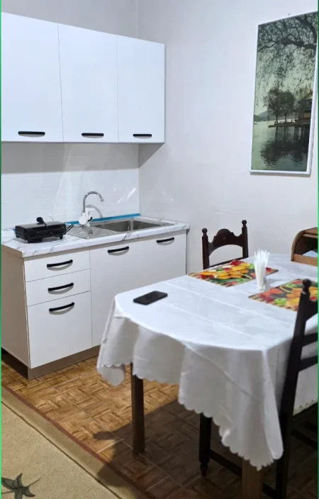 Tirane, jepet me qera apartament 2+1+Aneks+Ballkon Kati 4, 80 m² (Rruga Ferit Xhajko)