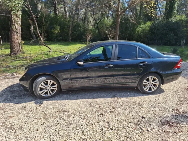 Tirane, shes C CLASS AUTOMAT 2004 Nafte, blu e errët automatik Klima 3.500 €