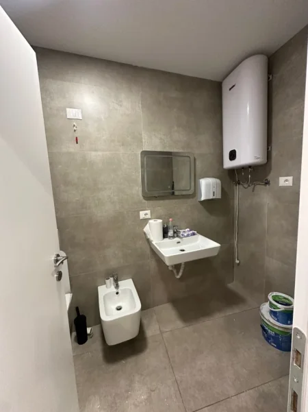 Tirane, jepet me qera ambjent biznesi Kati 2, 67 m² 1.100 € (Lake View Residence)