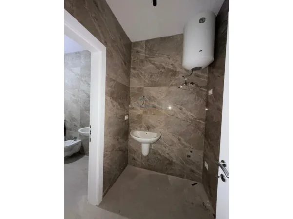 Tirane, shitet apartament 2+1+Ballkon Kati 1, 108 m² 118.000 € (Kamez)
