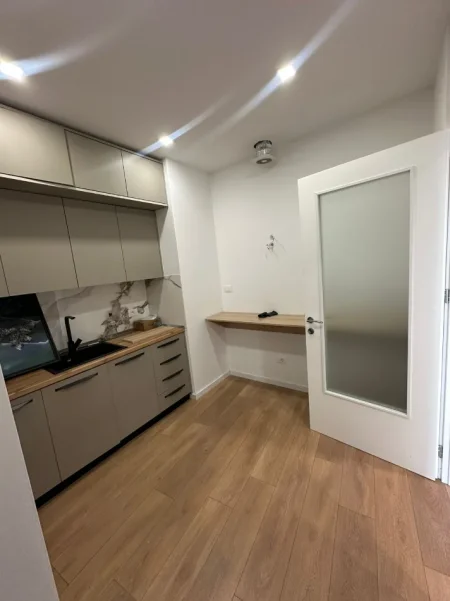 Tirane, jepet me qera ambjent biznesi Kati 3, 67 m² 1.100 € (Lake View)