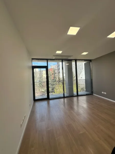 Tirane, jepet me qera ambjent biznesi Kati 3, 67 m² 1.100 € (Lake View)
