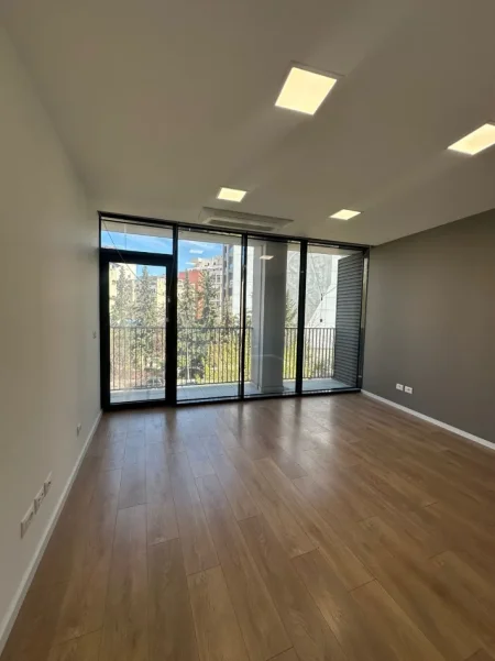 Tirane, jepet me qera ambjent biznesi Kati 3, 67 m² 1.100 € (Lake View)