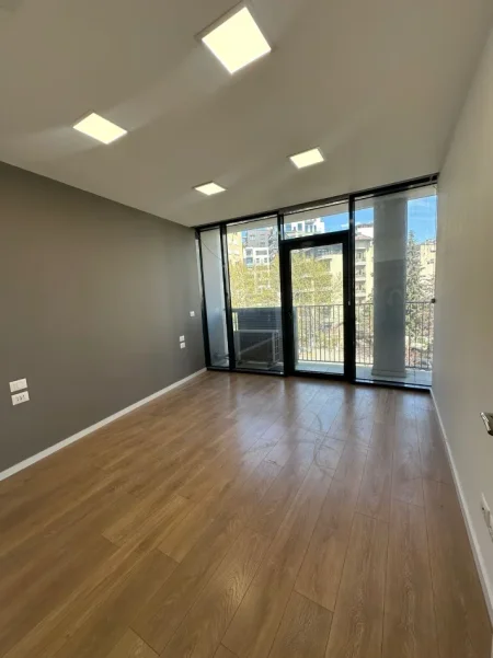 Tirane, jepet me qera ambjent biznesi Kati 3, 67 m² 1.100 € (Lake View)