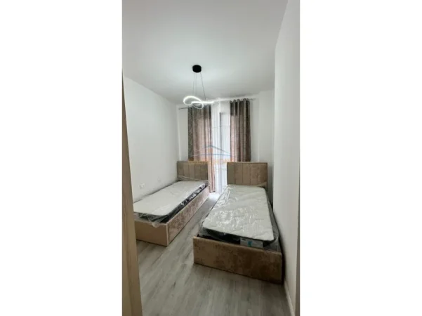 Tirane, jepet me qera apartament 2+1+Ballkon Kati 3, 93 m² 650 € (ish Dogana)