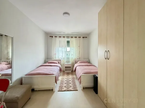 Tirane, jepet me qera apartament 2+1 Kati 4, 65 m² 450 € (xhamlliku)